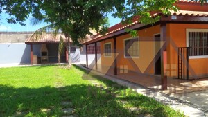 Casa no bairro Belmira Novaes, Lado Linha, em Peruíbe